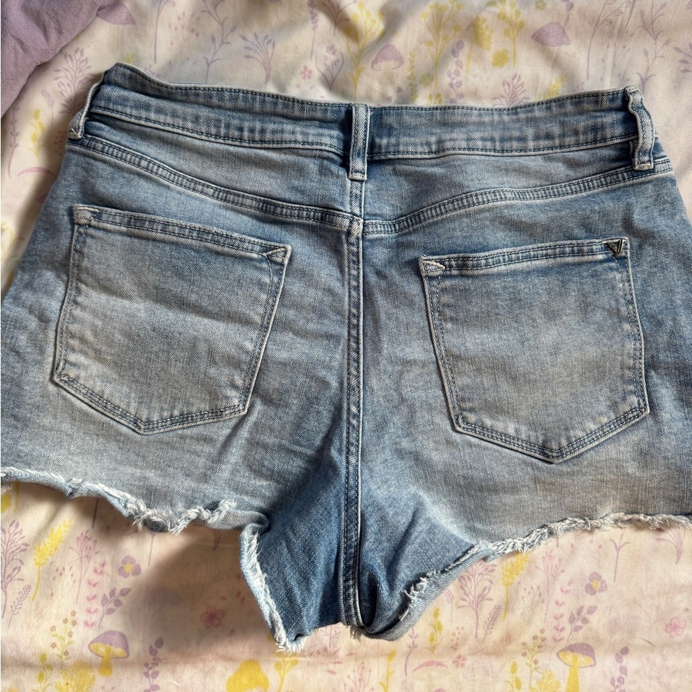 Like new Vigoss Women's Distressed Denim Shorts mid rise sz 29 - Picture 2 of 3